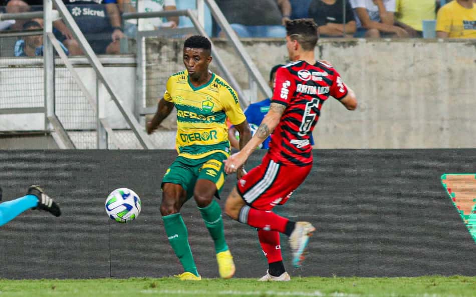 Ayrton Lucas analisa derrota do Flamengo para o Cuiabá e afirma: 'Entramos desligados'
