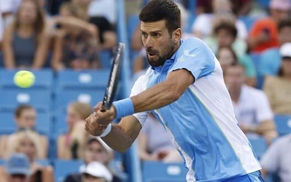 Djokovic vê Fokina abandonar e vence em seu retorno aos Estados Unidos