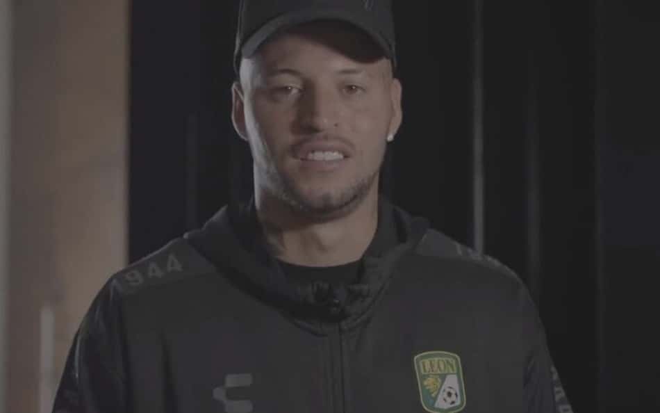 Em divertido vídeo, León anuncia a chegada de Nico López