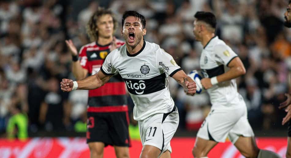 Jogadores do Olimpia comemoram jogo contra o Flamengo