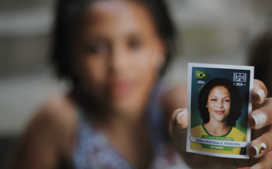 Campanha usa Inteligência Artificial para projetar futuras craques do futebol feminino em álbum de figurinhas