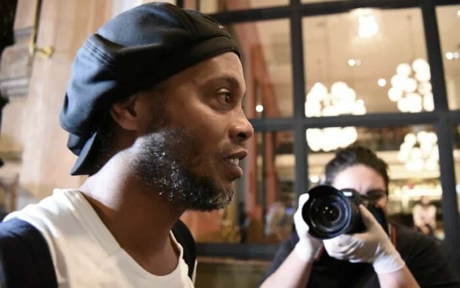 Viúva de homem morto na casa de Ronaldinho tenta receber indenização
