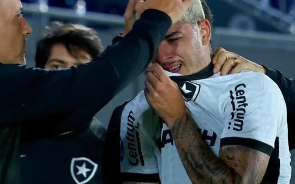 JP Galvão deixa o campo de ambulância no confronto entre Guaraní e Botafogo; saiba situação do atleta