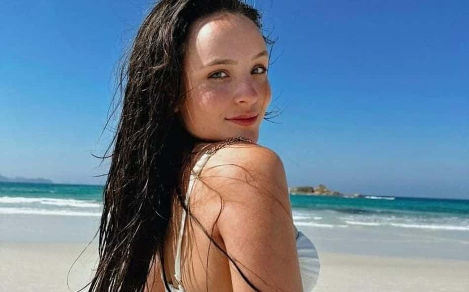 larissa-manoela-e1692730444707-720×475-1-aspect-ratio-512-320