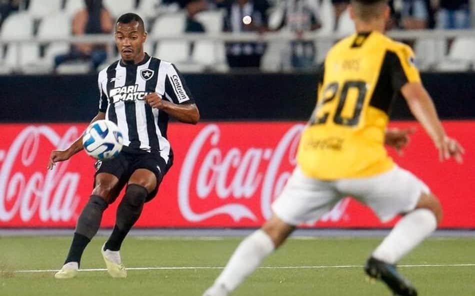 Marlon Freitas destaca superação do Botafogo contra o Guaraní e aponta sua evolução no campo