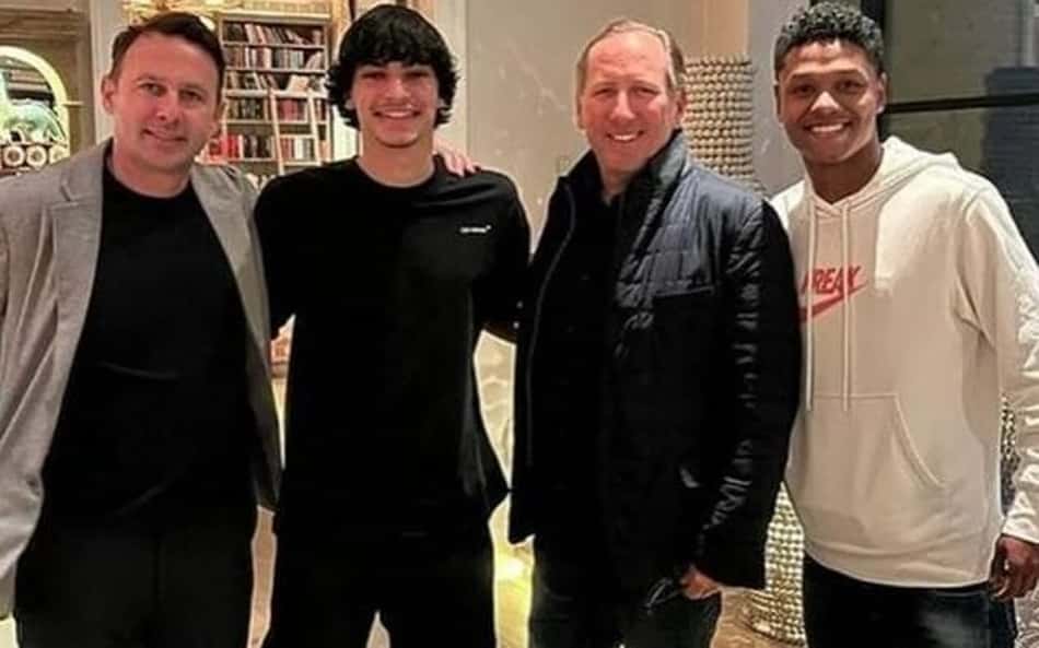 Promessa do Botafogo, Matheus Nascimento encontra-se com John Textor e ex-jogador do Flamengo em jantar na Inglaterra