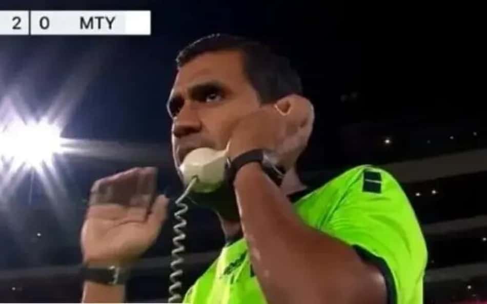 Nos EUA, árbitro se comunica com o VAR por telefone