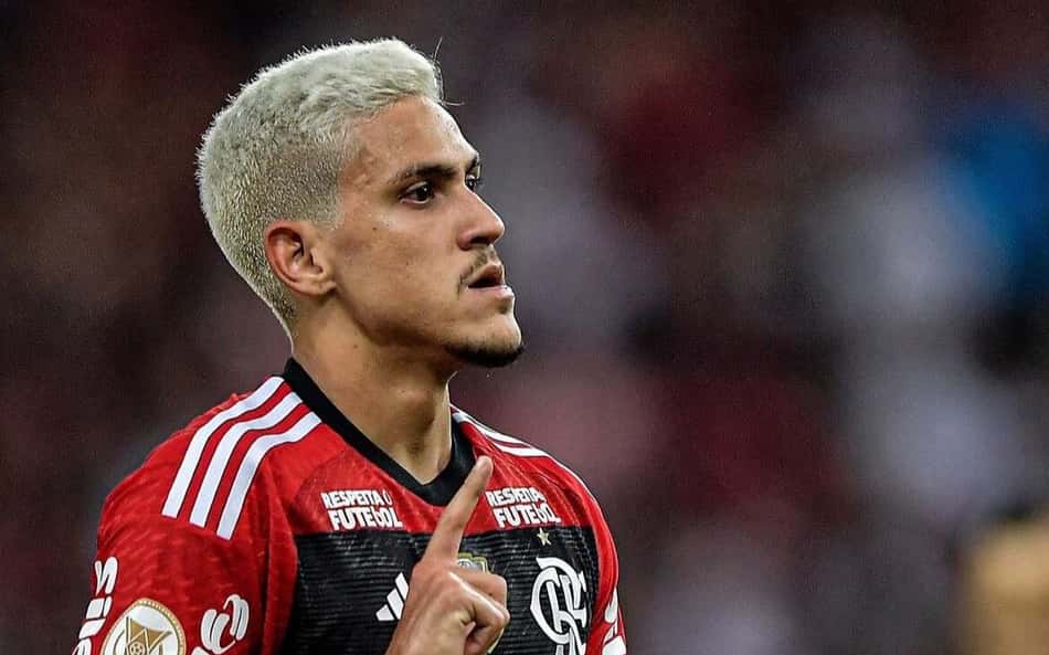Atuação discreta e postura reservada marcam primeiro jogo de Pedro pós-agressão no Flamengo