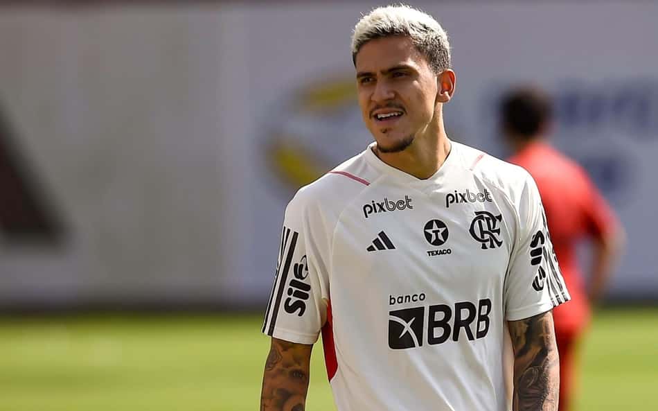 Volta de Pedro aos treinos do Flamengo é marcada por 'frieza' em relação com Sampaoli
