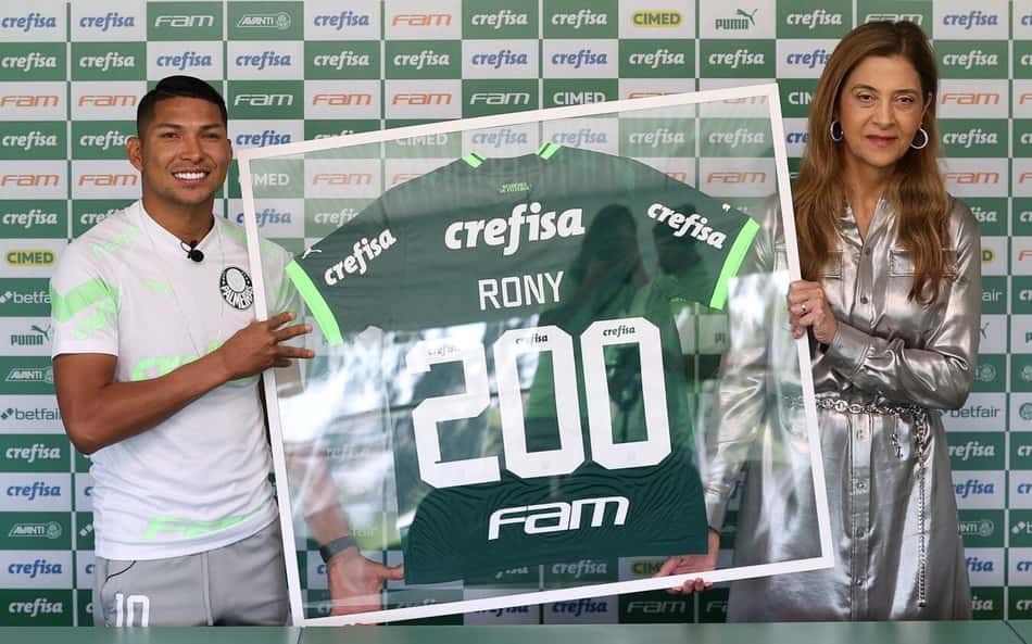 Palmeiras presta homenagem pelos 200 jogos de Rony com a camisa do clube: 'Não tem preço'