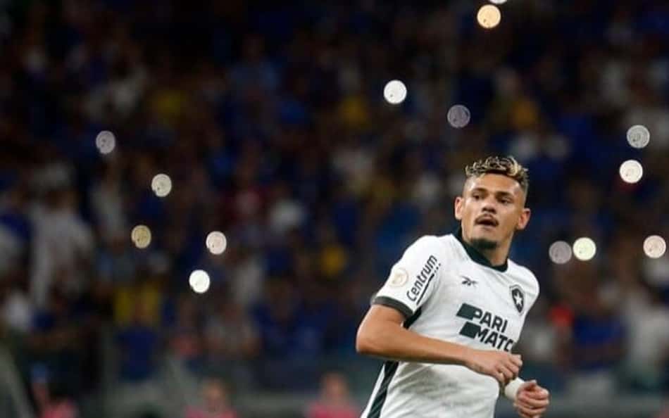 Tiquinho Soares deixa a delegação do Botafogo e viaja para o Rio de Janeiro, onde passará por reavaliação