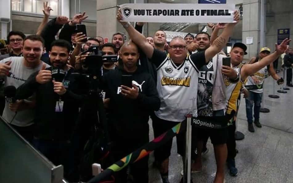 Após eliminação na Sul-Americana, torcedores do Botafogo vão ao Galeão e garantem apoio ao elenco pelo título brasileiro