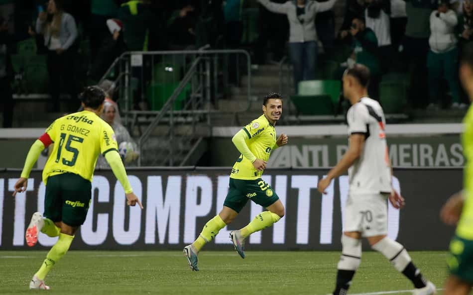 Raphael Veiga marca golaço de falta e leva torcedores do Palmeiras à loucura