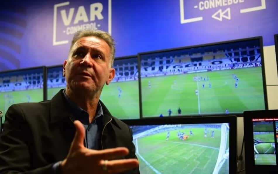 Comissão de arbitragem analisa lance entre Gabriel Pec e zagueiro do Atlético-MG; veja
