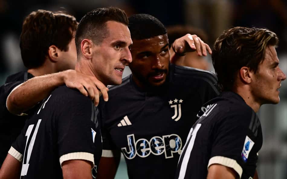 No 'chuveirinho' e com dupla brasileira na zaga, Juventus vence Lecce em casa pelo Campeonato Italiano