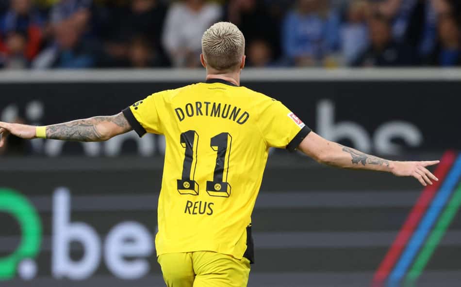 Com expulsão inusitada, Dortmund vence Hoffenheim fora de casa e 'dorme' na liderança da Bundesliga
