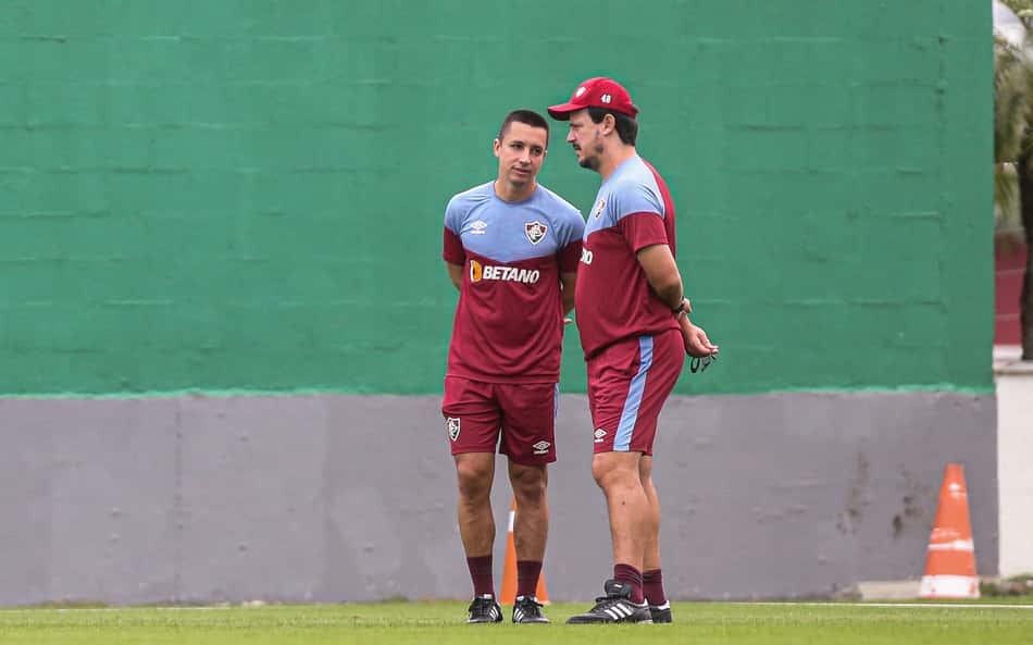 Diniz se reapresenta ao Fluminense para comandar treino de olho no clássico