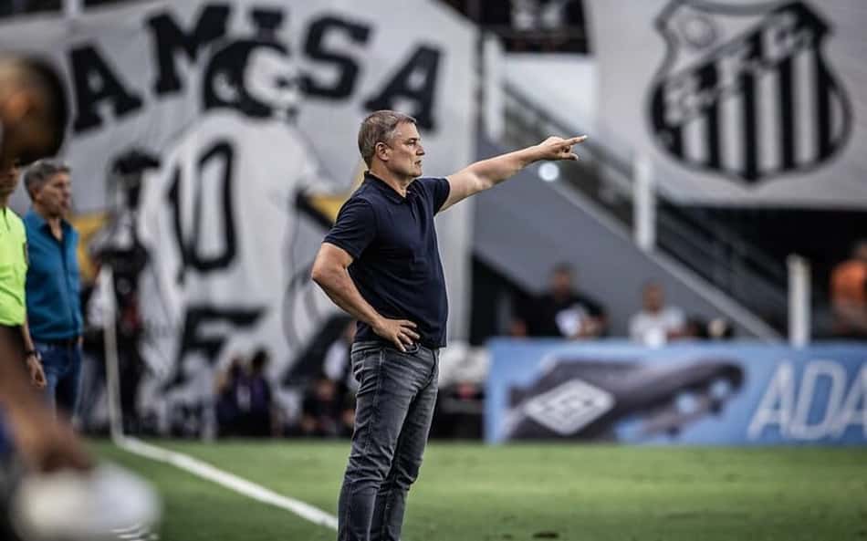 Escolhas de Diego Aguirre colocam treinador em 'xeque' com torcedores após derrota do Santos