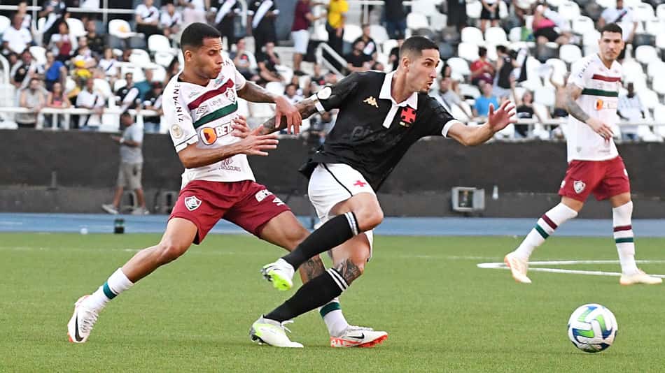 Alexsander e Praxedes durante Fluminense x Vasco pelo Campeonato Brasileiro 2023. FOTO DE MAILSON SANTANA/FLUMINENSE FC