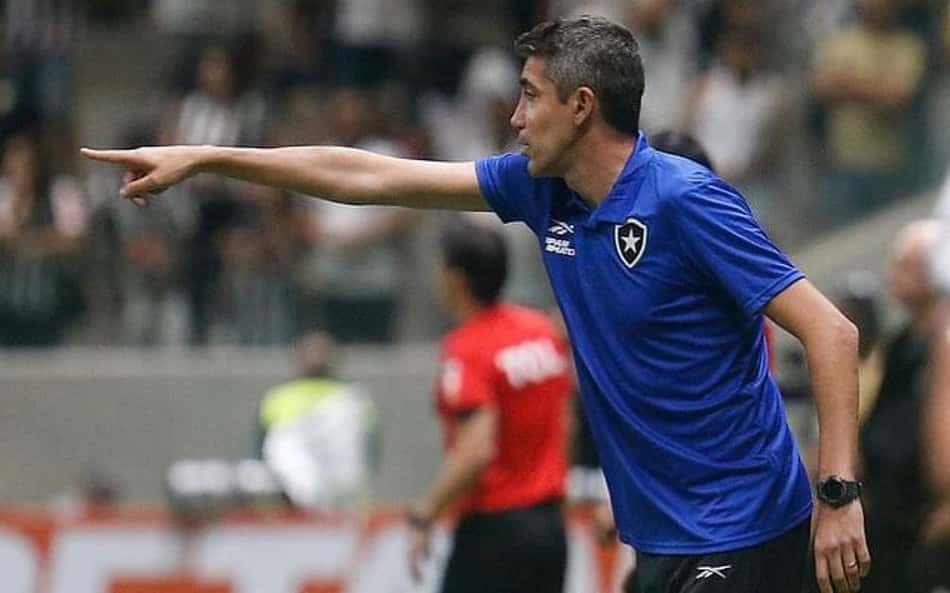 Bruno Lage critica arbitragem por gol anulado do Botafogo e diz que 'erros mantêm Brasileirão animado'