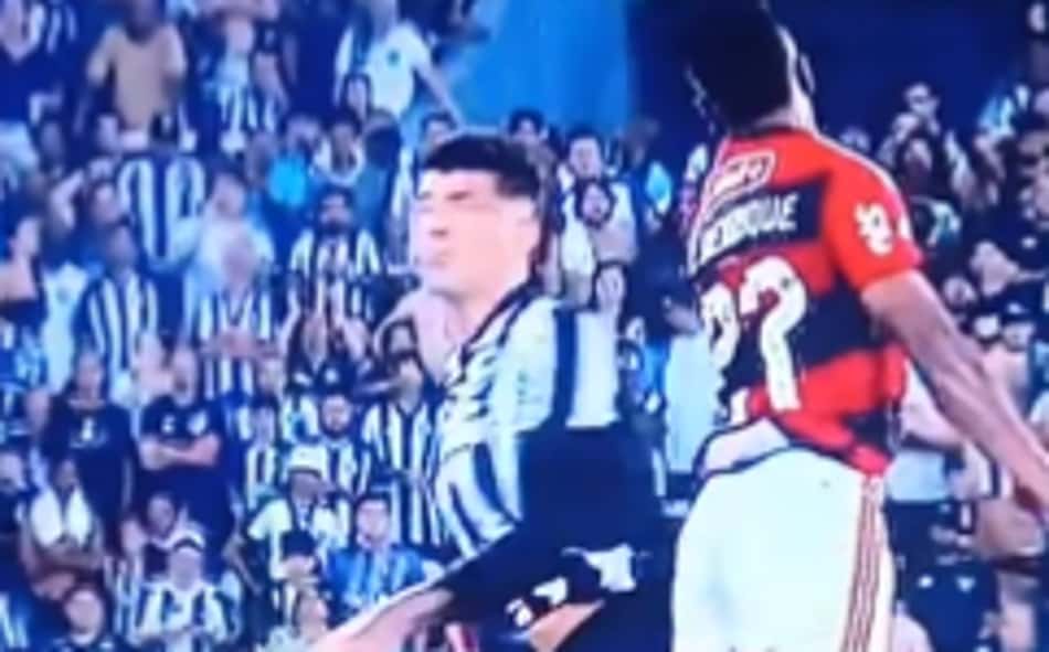 Jornalista cobra Raphael Claus por expulsão de Bruno Henrique em clássico: 'Sei quando é violência'