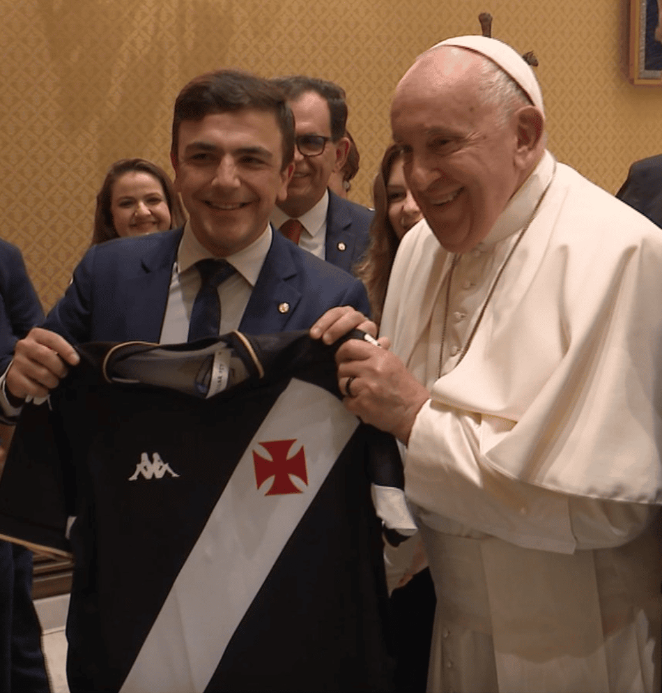 Papa Francisco recebe camisa do Vasco