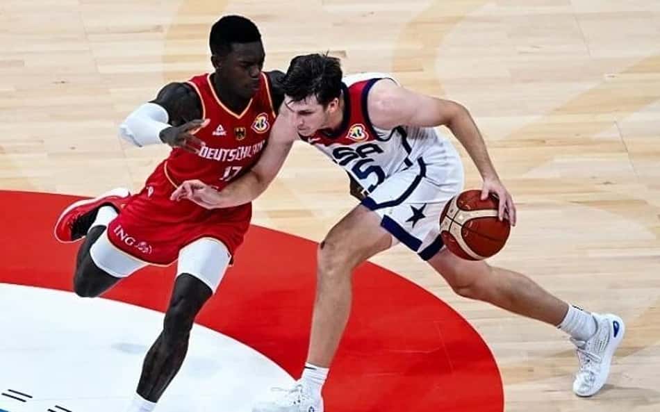 Austin Reaves aguarda Dennis Schroder fora do vestiário e cena viraliza