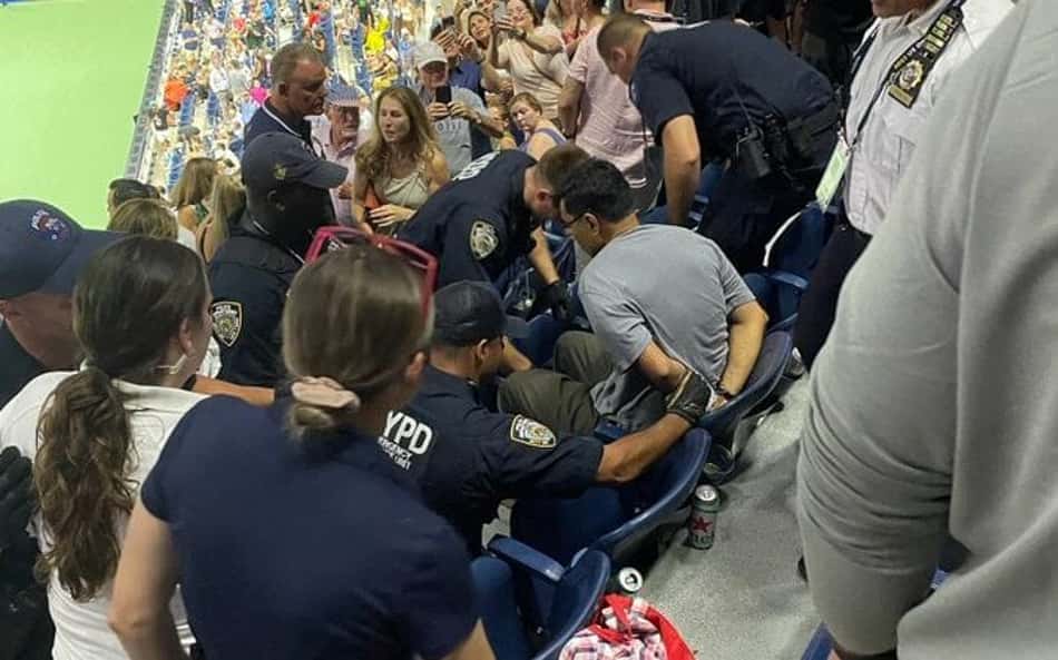 Manifestante cola pés no chão da Arthur Ashe e semi do US Open é interrompida