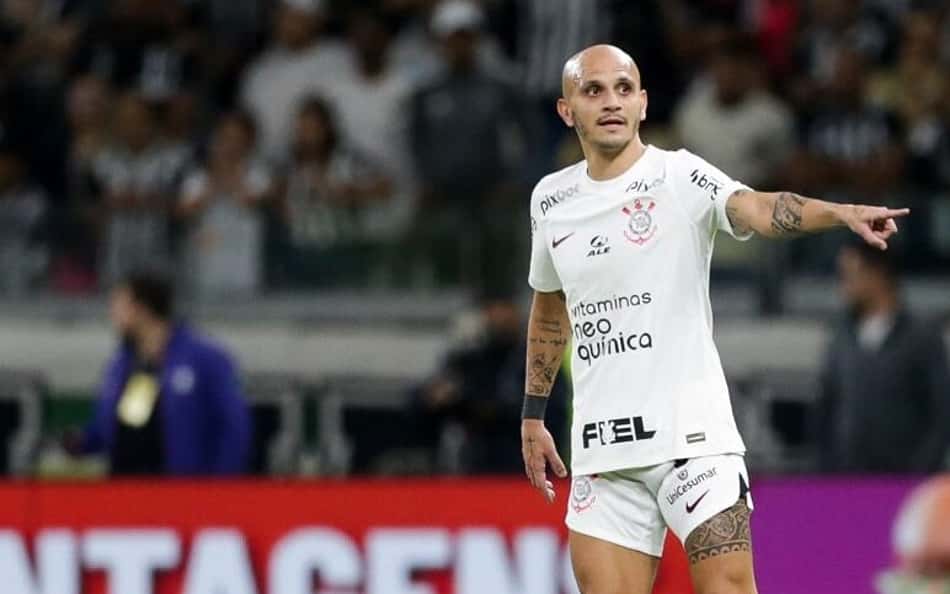Comentarista chama Corinthians de time 'morde fofo' e manda recado para Fábio Santos
