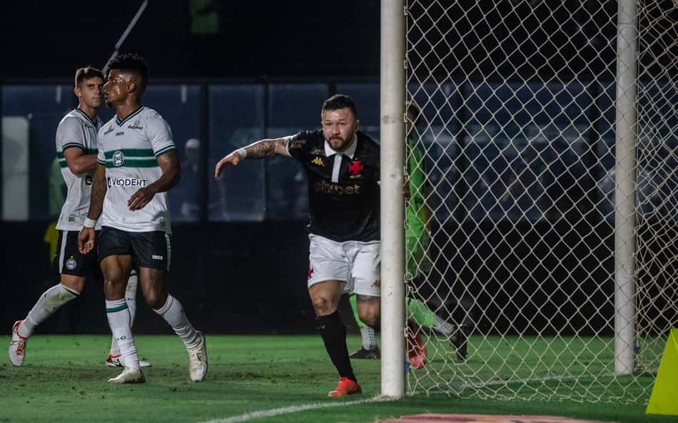 Após gol, Rossi se emociona no intervalo do jogo do Vasco