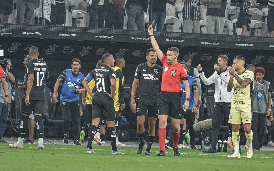 ANÁLISE: Expulsão desarruma o Botafogo, que esbarra em atuação confusa e amarga sua terceira derrota consecutiva no Brasileiro