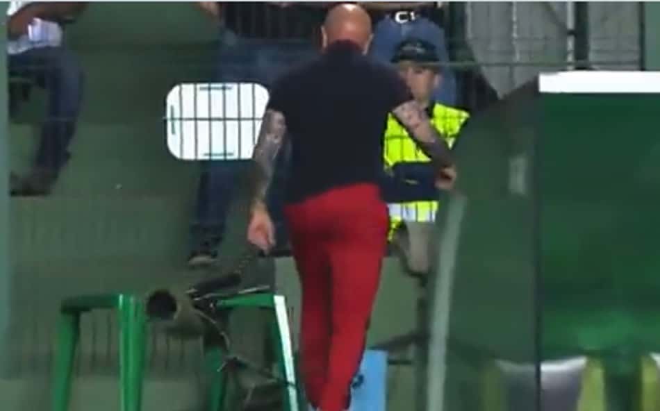 Sampaoli é criticado após chute em microfone de transmissão do empate entre Goiás x Flamengo