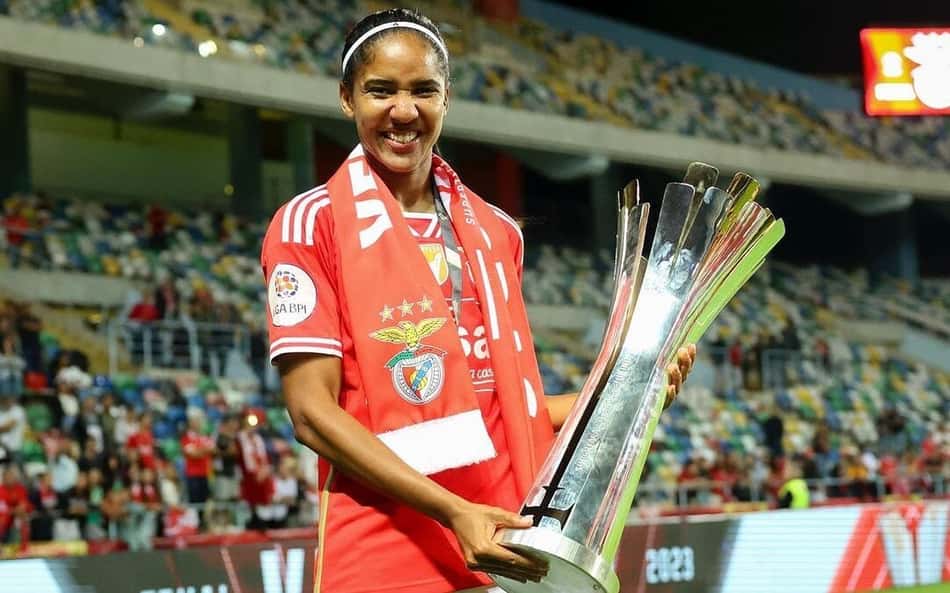 Meia Laís Araújo celebra primeiro título no Benfica: 'Felicidade imensa'