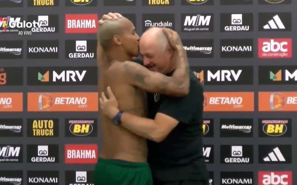 VÍDEO: Felipão interrompe coletiva no Atlético-MG para cumprimentar Deyverson: 'Meu filho maluco'