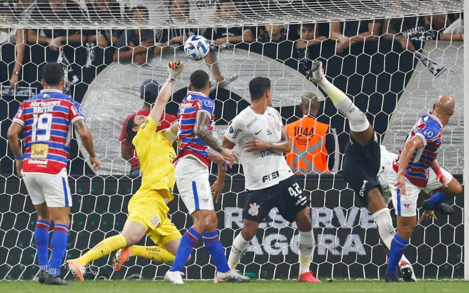 Conmebol divulga análise do VAR no gol do Fortaleza contra o Corinthians; ouça