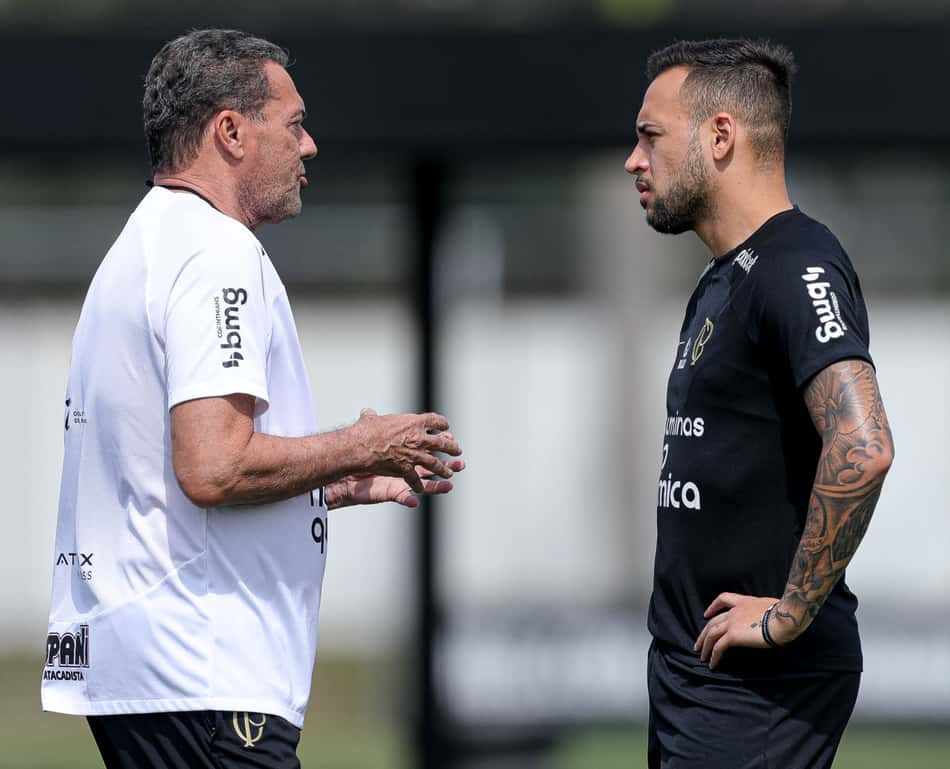Correndo risco de demissão no Corinthians, uxa conversa cm Maycon no último treino antes do Dérbi