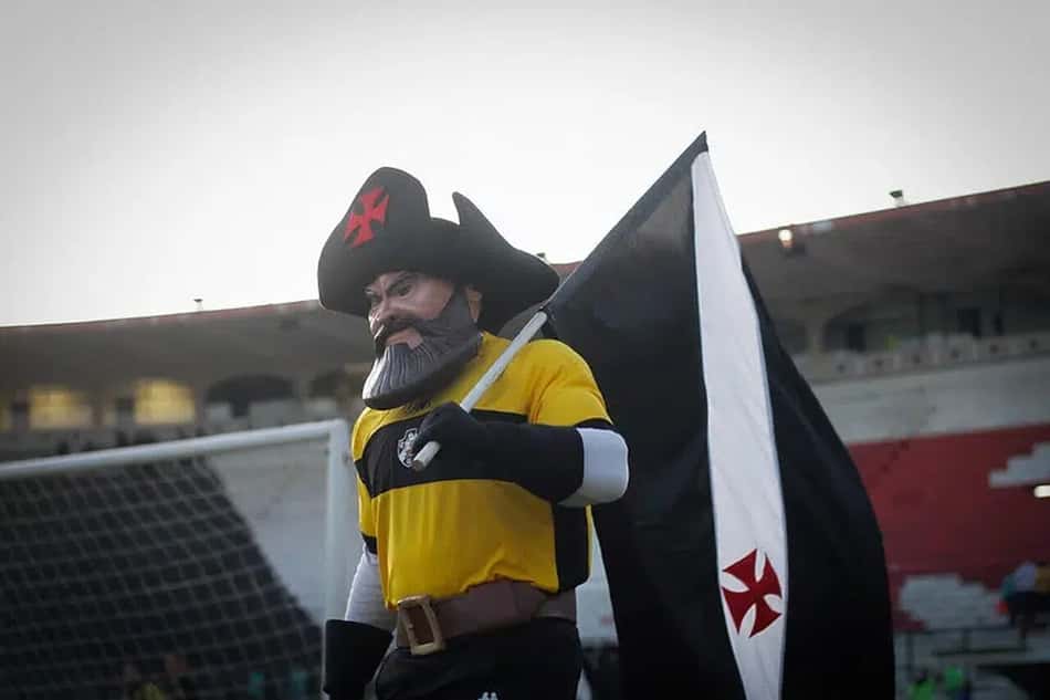 almirante.jpg.800x0_q70_crop_Easy-Resize.com_