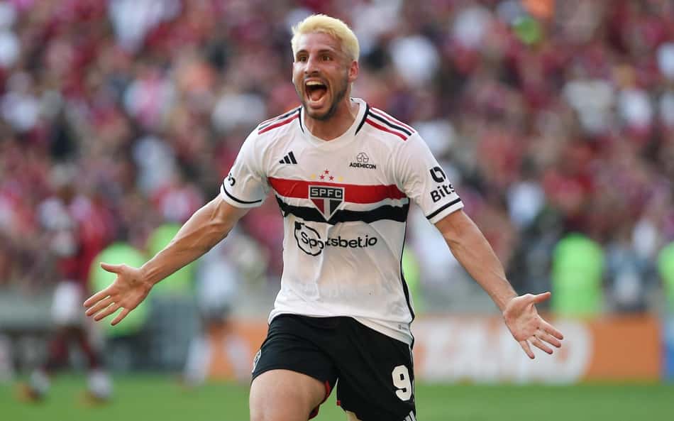 Em duelo de craques apagados e cansados, Calleri precisa de um toque para superar Gabigol