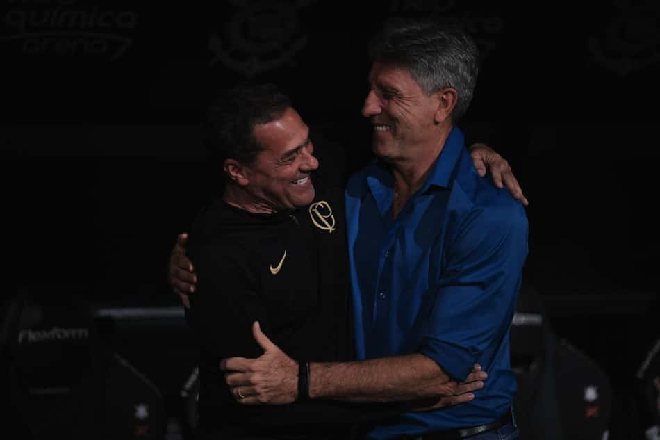 Luxemburgo, após ser vaiado pela torcida do Corinthians, com Renato Gaúcho, técnico do Grêmio