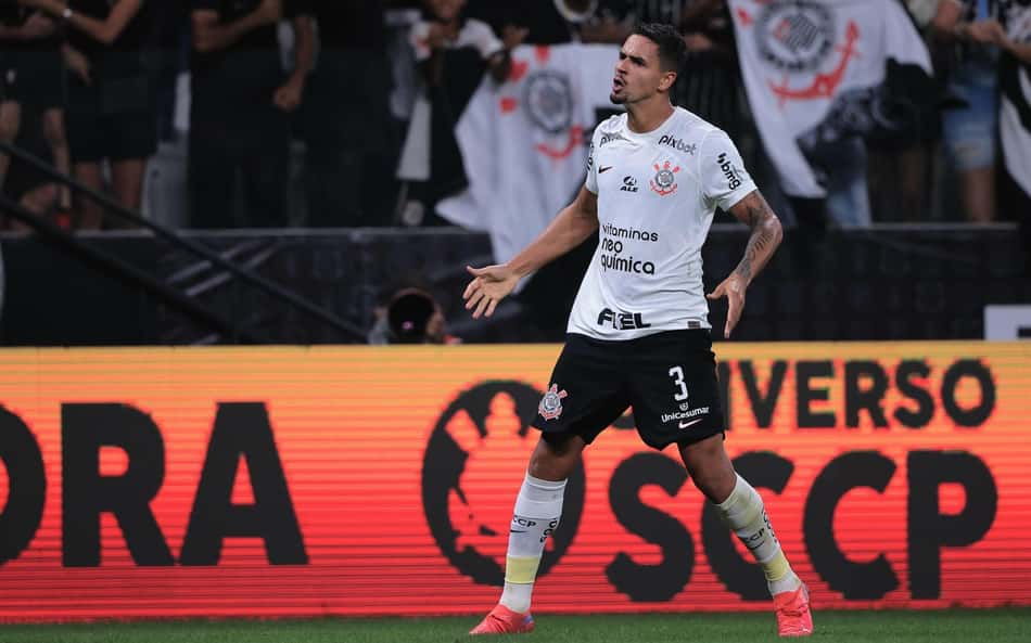 Veríssimo lamenta gols sofridos pelo Corinthians em empate eletrizante com o Grêmio: 'Não pode acontecer'