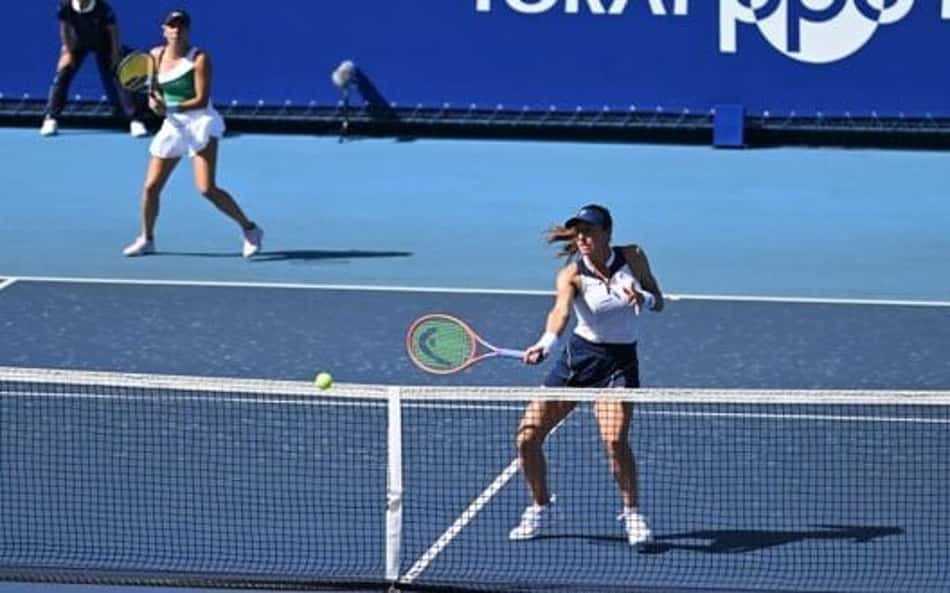 Luisa Stefani animada para o WTA de Pequim ao lado de Ingrid Martins