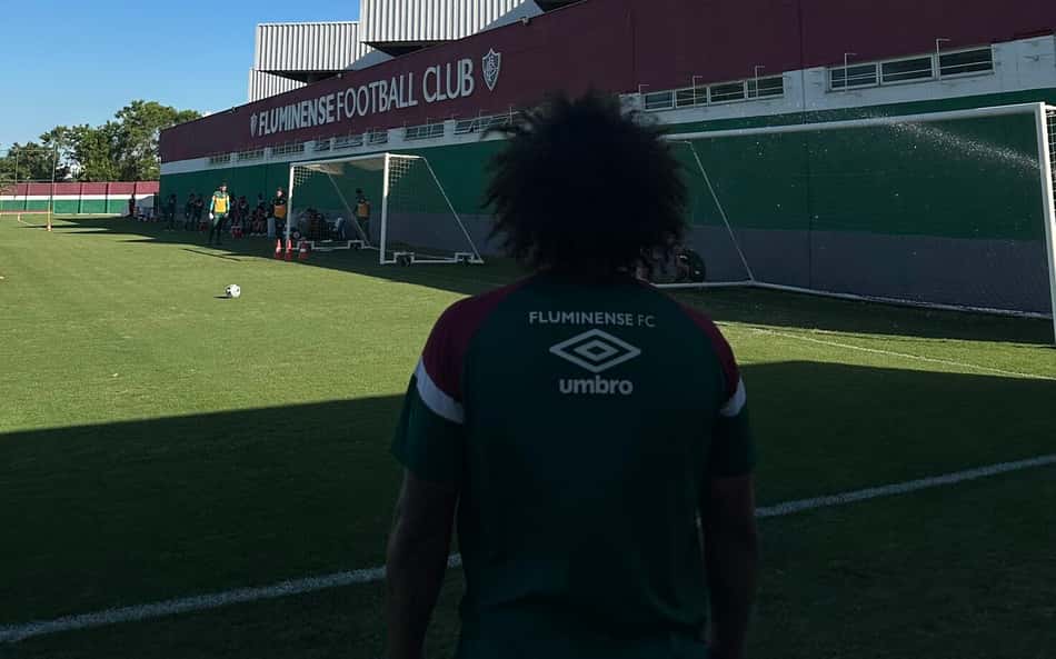 Marcelo mostra categoria em dominada em treino do Fluminense