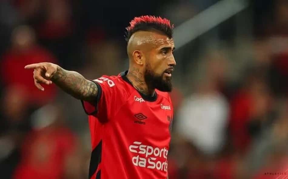 Arturo Vidal faz críticas a Ten Hag e cutuca Sampaoli: 'Carecas são muito complicados'