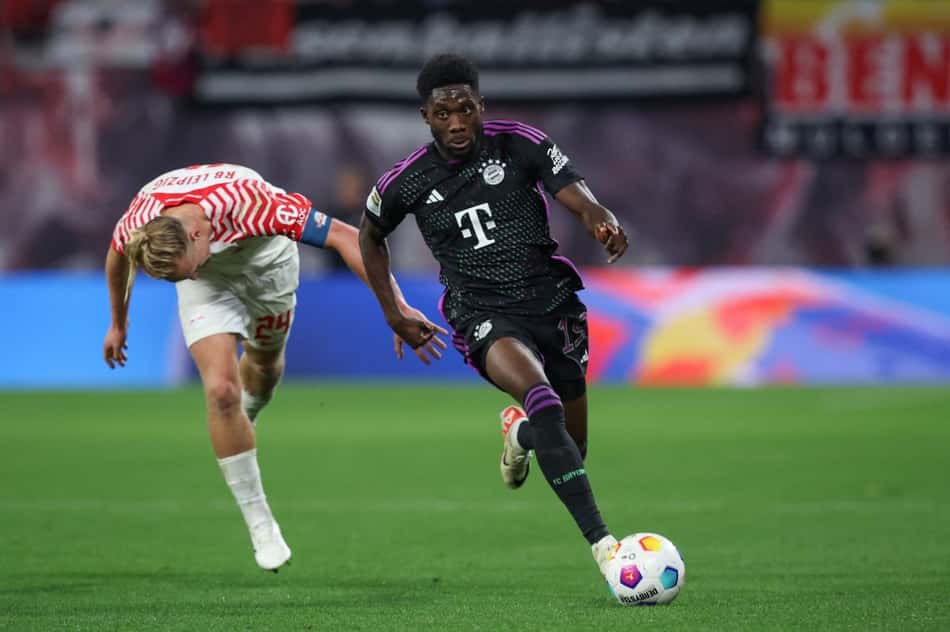 Alphonso Davies, capitão do Canadá, atuando pelo Bayern de Munique. Créditos: RONNY HARTMANN / AFP