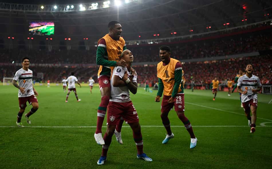 Narrador vibra com classificação do Fluminense à final da Libertadores: 'Dos jogos mais épicos da história'