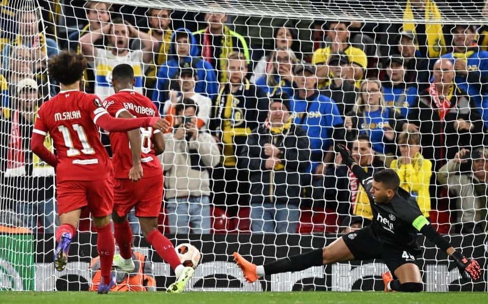 Goleiro adversário falha e Liverpool vence Saint-Gilloise pela Liga Europa