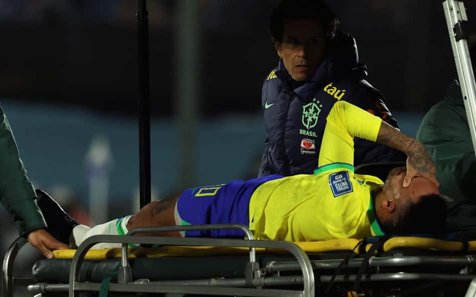 Neymar sente joelho em Uruguai x Brasil e web lamenta: 'Quem viu, viu'