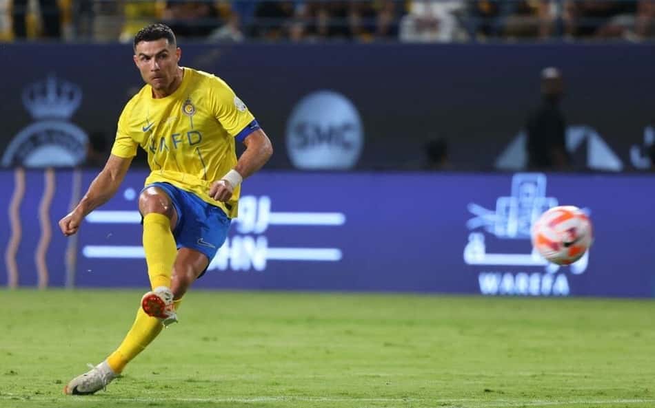 Cristiano Ronaldo e Talisca marcam de falta, e Al-Nassr vence Dhamk de virada pelo Campeonato Saudita