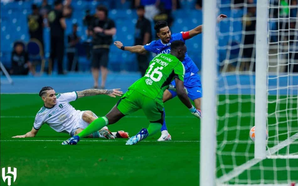 Com gol contra de brasileiro, Al-Hilal vence Al-Ahli e se mantém na liderança do Campeonato Saudita