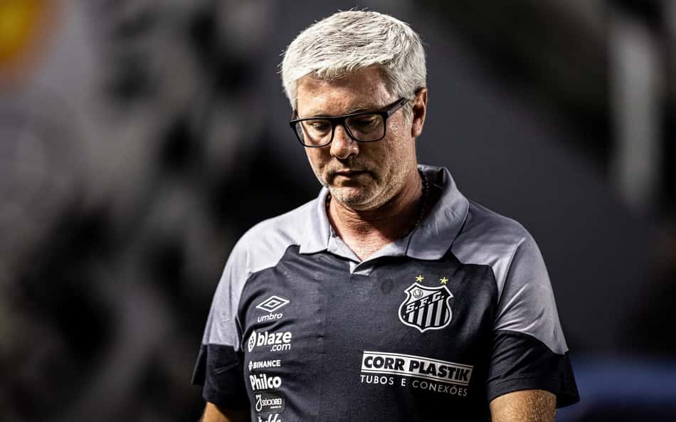 Sem clube desde saída do Santos, treinador é anunciado em clube da Arábia Saudita